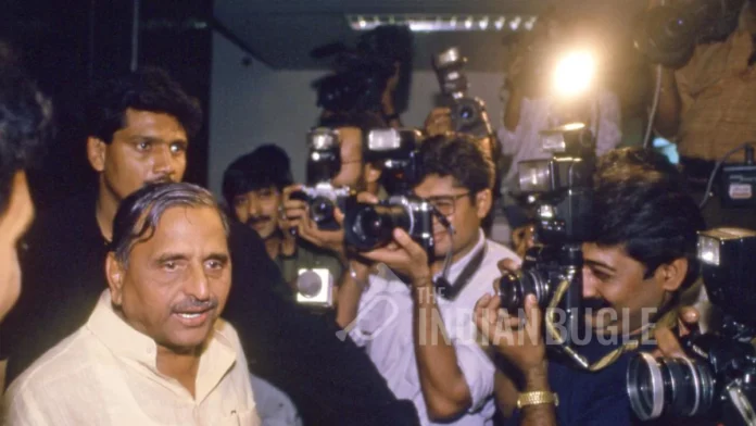 Mulayam Singh Yadav addressing media after 1990 kar sevak massacre
