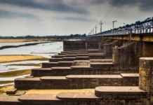 Birders at Durgapur Barrage record trends. Birders at Durgapur Barrage record trends.